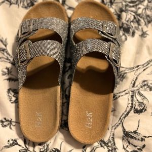 🌼💕 NWOT H2K sandals size 10